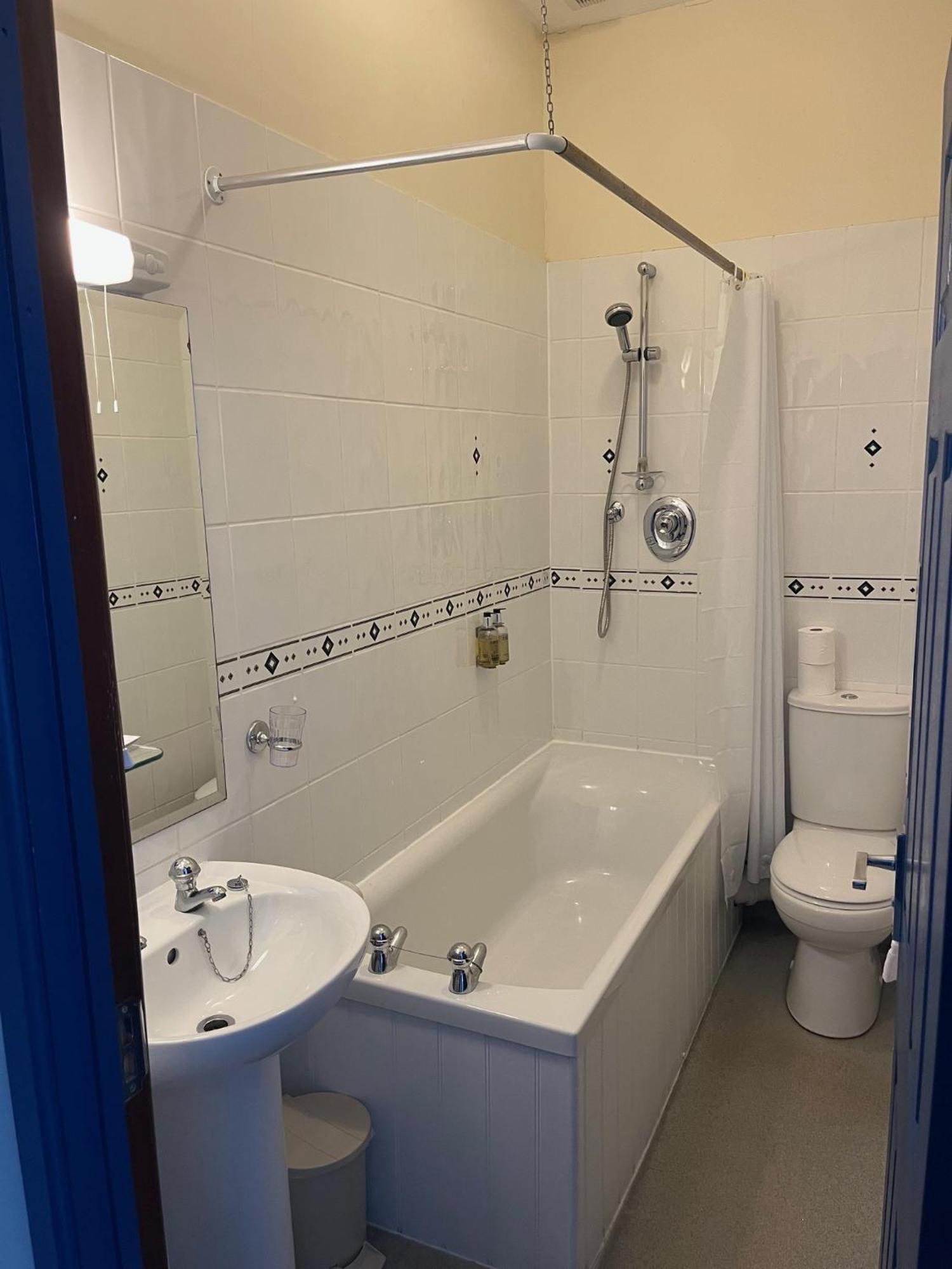 No: 1 The Esplanade Guest Accommodation. Tenby Pokoj fotografie