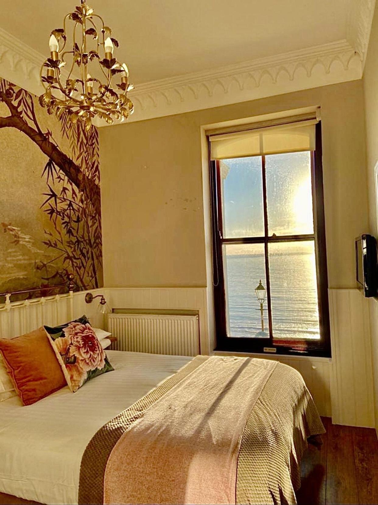No: 1 The Esplanade Guest Accommodation. Tenby Pokoj fotografie